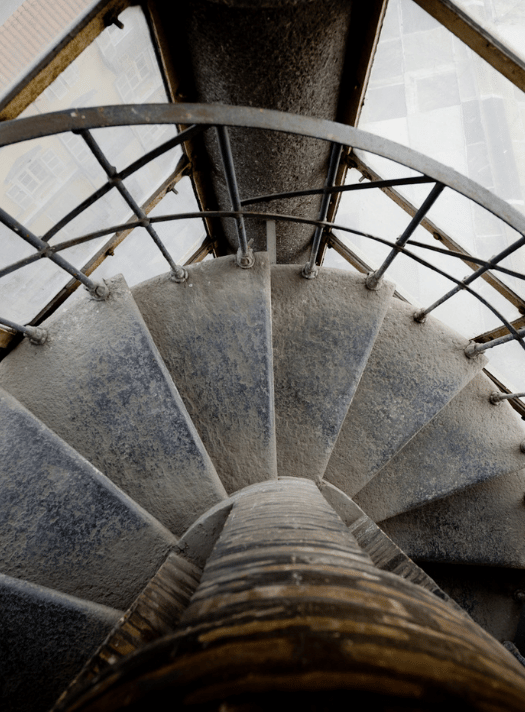 Scala a chiocciola in pietra con corrimano metallico all'interno della cupola della Mole Antonelliana