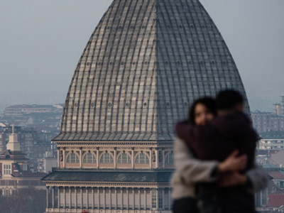 coppia che si abbraccia davanti alla mole